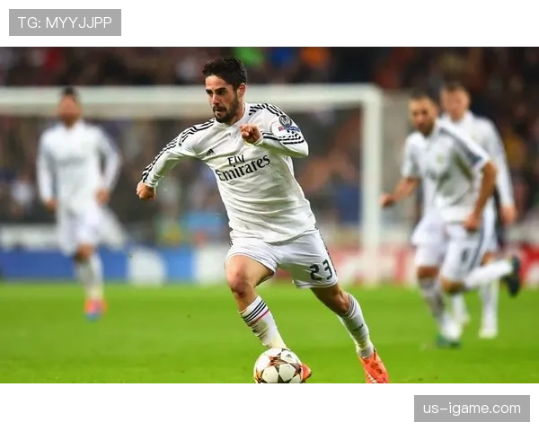 多萨里盘带风格惊艳全场，球迷盛赞其为“球场魔术师”