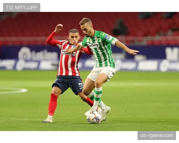 里奥进攻套路创新演绎,足球战术表现稳健引发关注